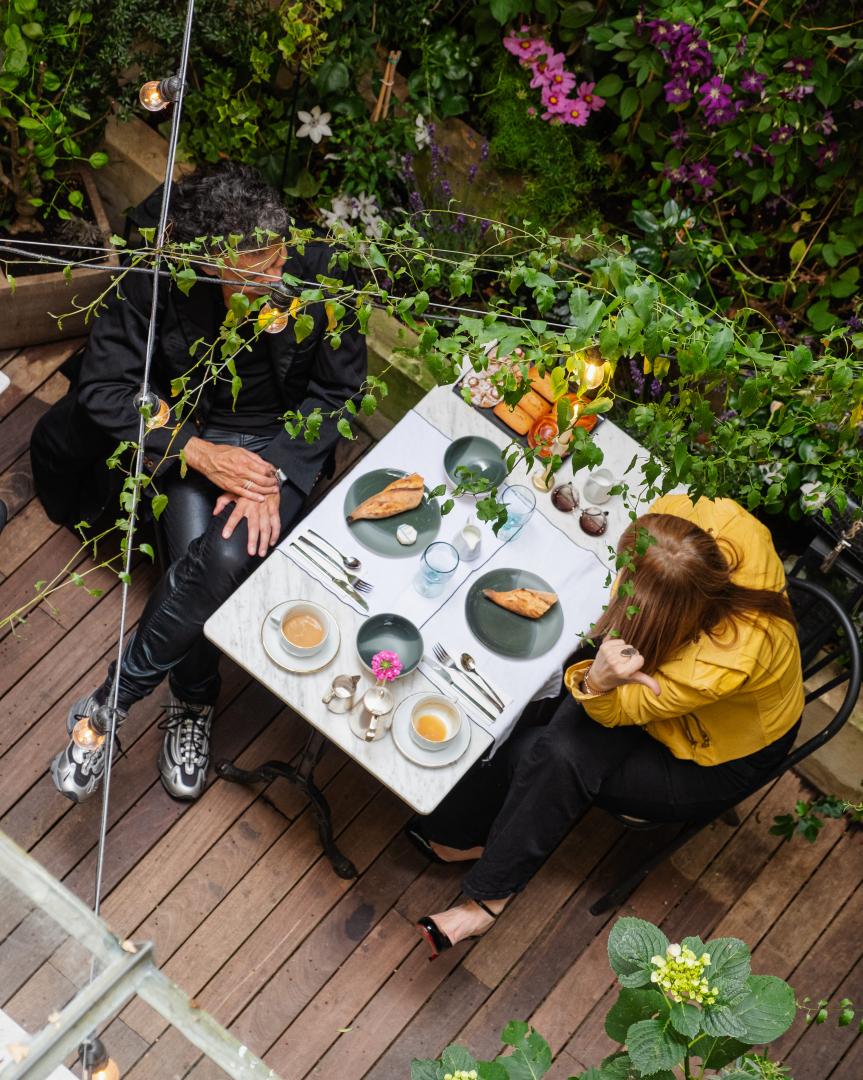 Does staying in Paris mean resigning yourself to poor sleep and uninspiring food ?